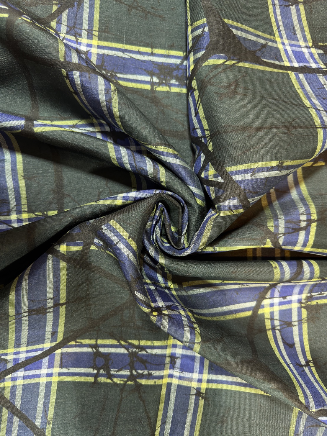 ผ้าไหมทอมือบาติก สีเขียวขี้ม้าเข้ม ราคาต่อเมตร รหัส A11-Kaya-1204683