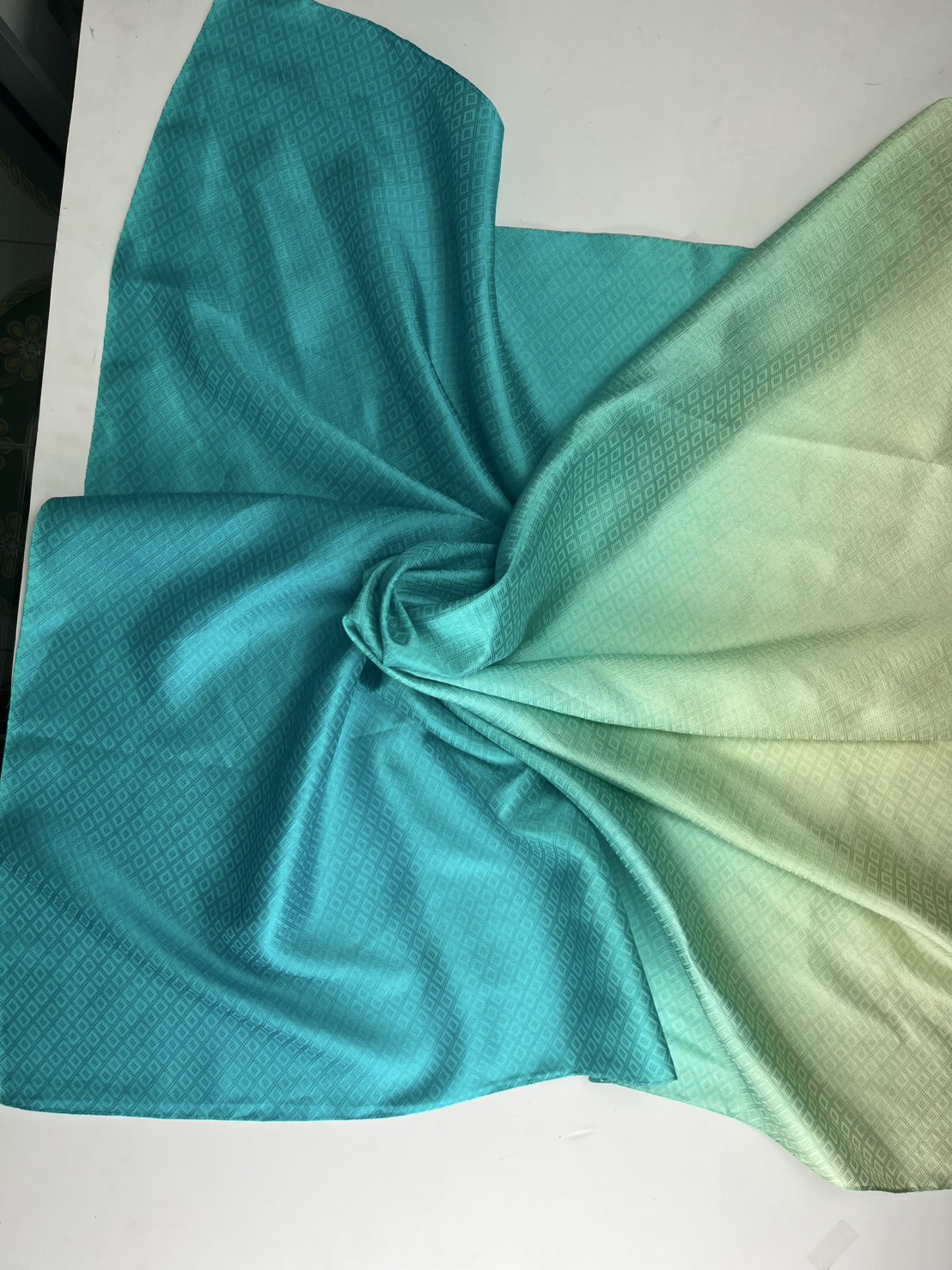 ผ้าพันคอไหมสไลด์สี ทรงสี่เหลี่ยมจัตุรัส ขนาด 100x100ซม.(พร้อมกล่อง) รหัส ZTG-TT-0704681