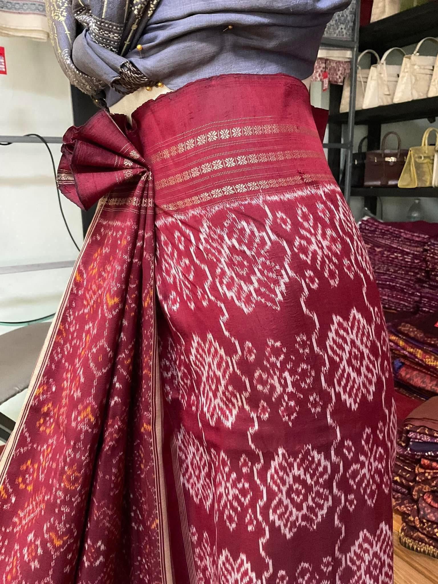 ซิ่น ไหมมัดหมี่ ผ้าปาโตล่า ขนาด 115x190ซม. พื้นสีแดง รหัส N9-SIL-051768A8