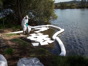 Oil Only Absorbent Boom วัสดุซับน้ำมันชนิดท่อน สีขาว