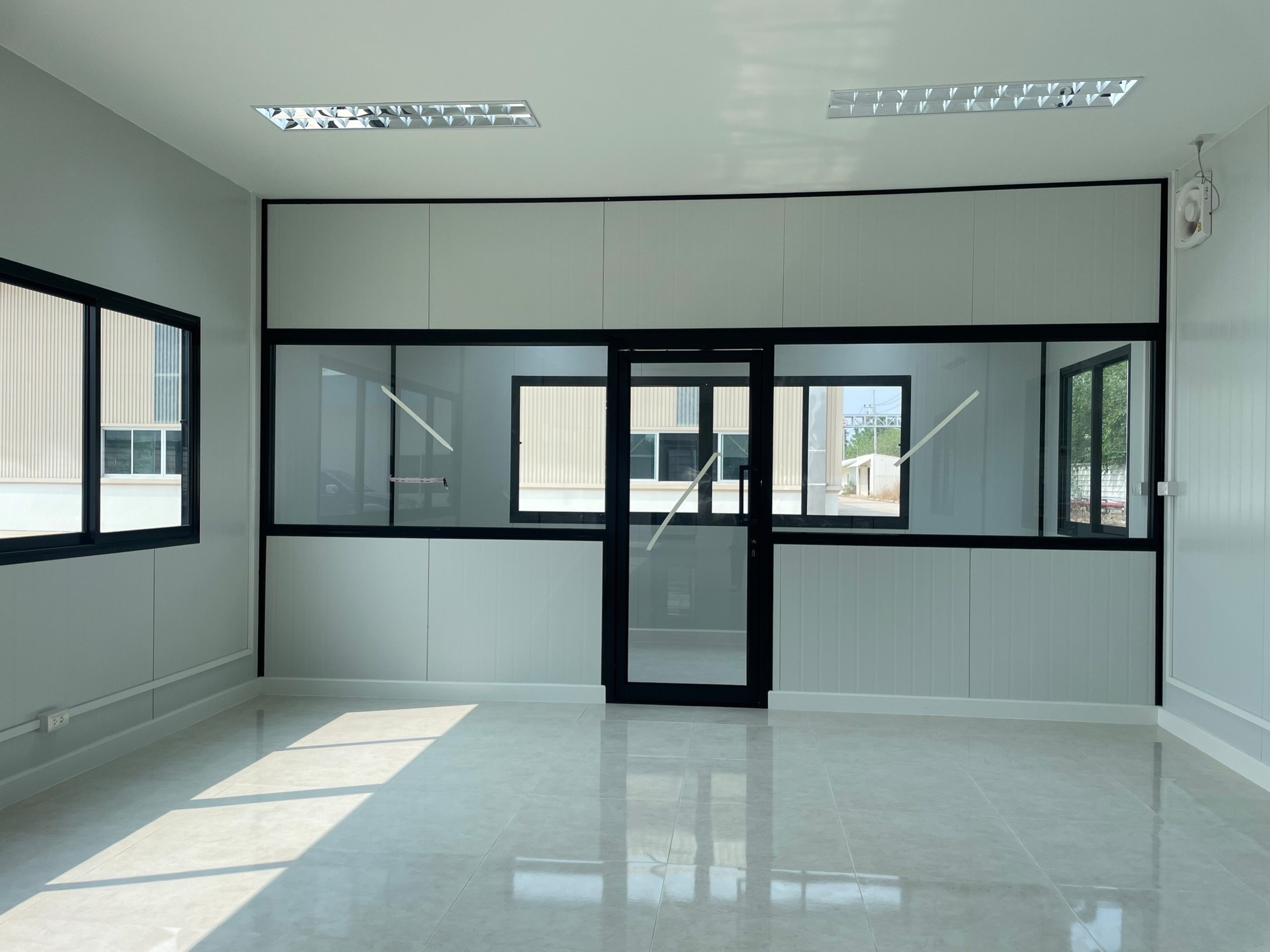 ออฟฟิศสำเร็จรูป บริษัทเหลียงซิ ขนาด5.00x20.00x4.50 เมตร