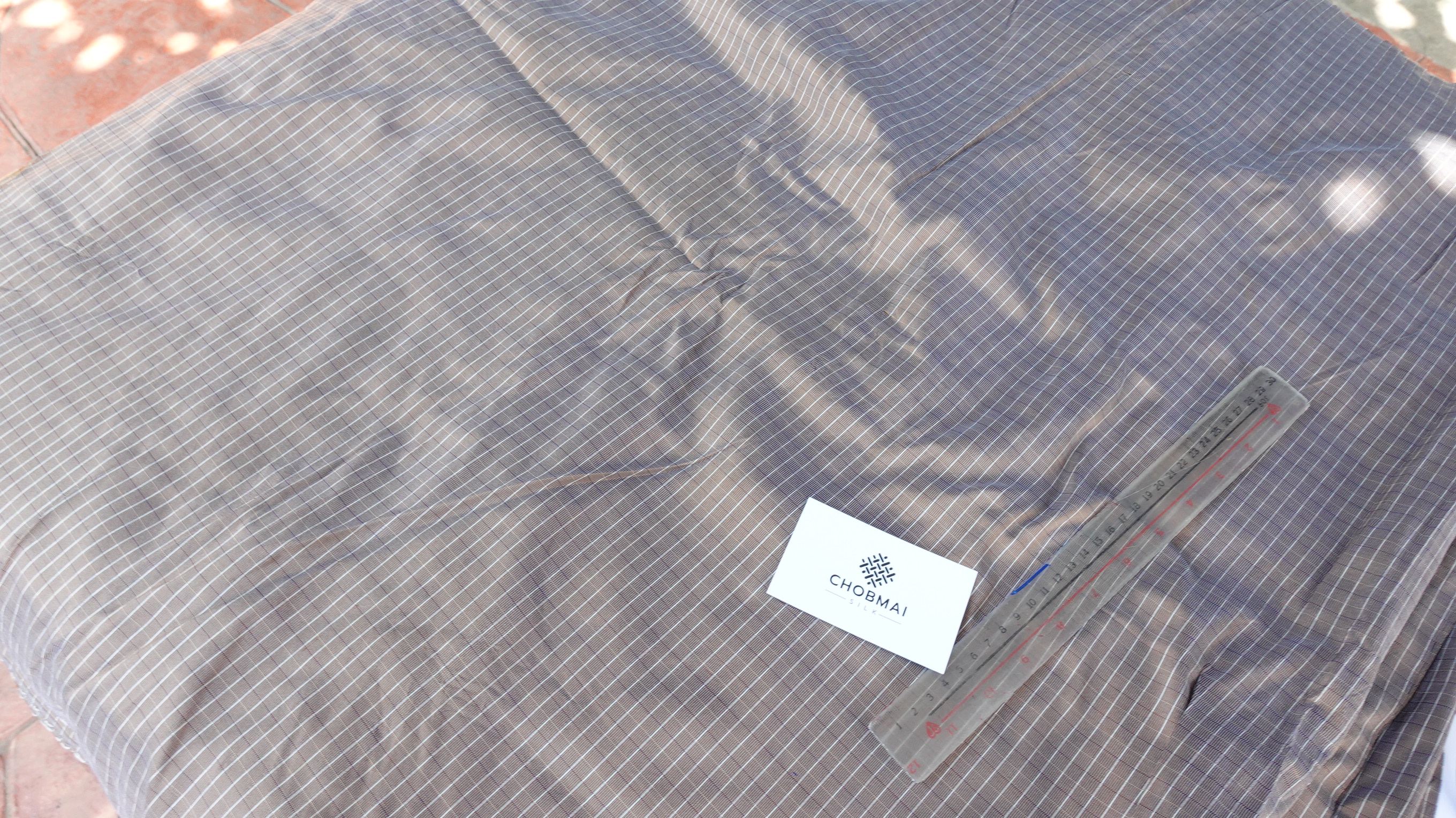 ผ้าไหมลายเกล็ดเต่า ไหมแท้ สีน้ำตาลเปลือกไม้ ตัดขายเป็นเมตร รหัส R1D-76-P3917