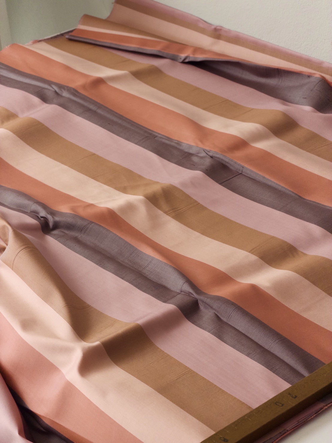 ผ้าไหมลายริ้ว ขายตามความยาวหลา โทนสีน้ำตาล สีคละสี รหัส MC-119-1035MY5