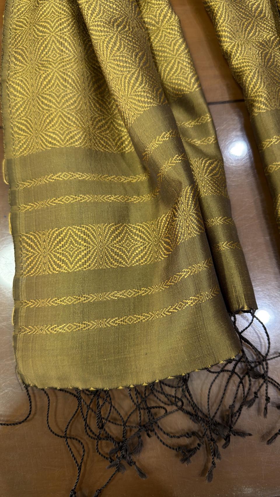 ผ้าคลุมไหล่ผ้าไหม ไหมแท้ ยกดอกลีลาวดี เนื้อละเอียด ขนาด 63x200ซม. สีเหลืองทอง รหัส ZYG-AA-111868173