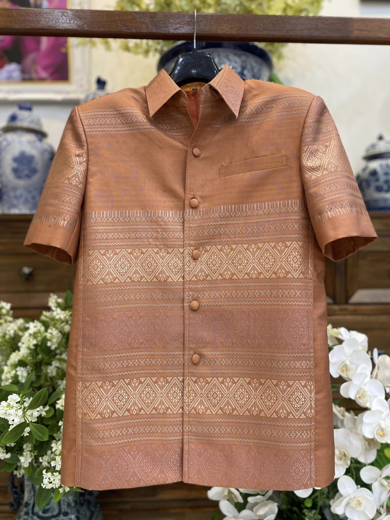 เสื้อสูทไหมแพรวา แขนสั้น พื้นสีน้ำตาลอ่อน เลือกไซส์ รหัส DR-BM092966110016