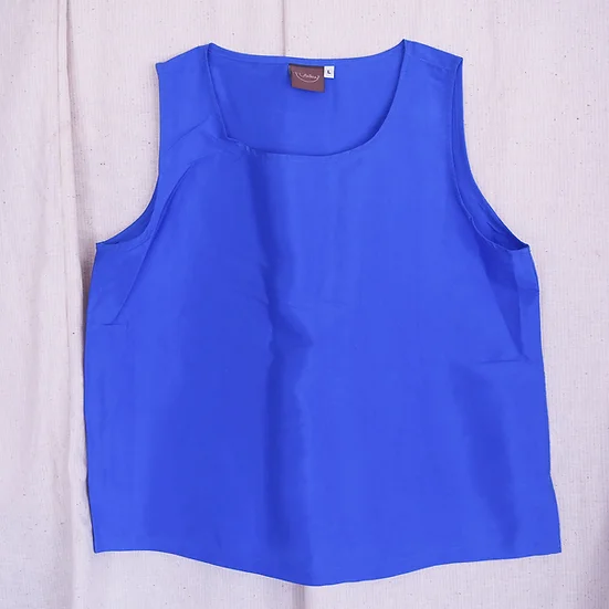 เสื้อแขนกุดไหมแท้ เฉดสีน้ำเงิน รหัส TOP008