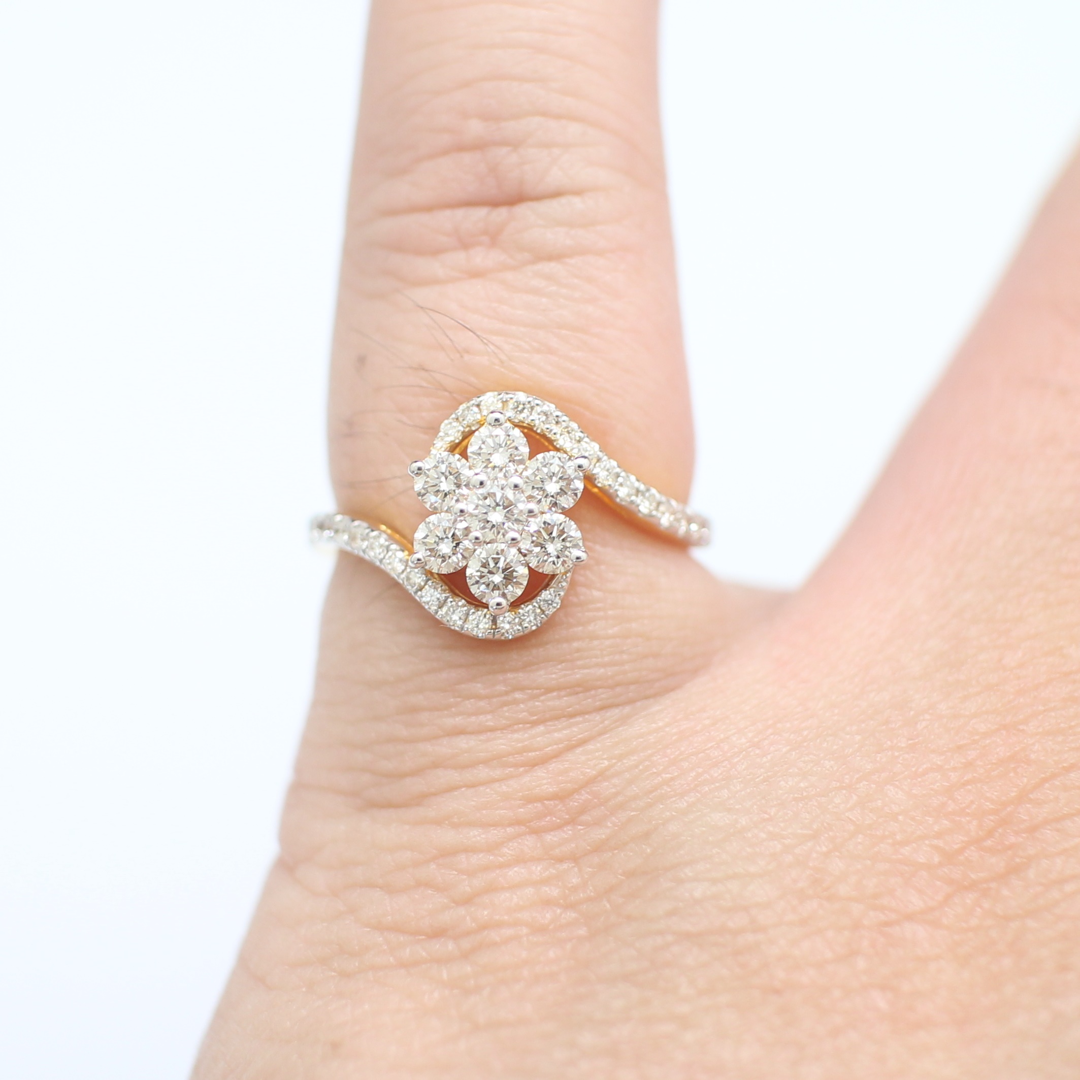 RG250311 แหวนเพชรกระจุกพิกุล Jubilee เพชรรวม 0.73 กะรัต ทองแท้ 18k นน.รวม 3 กรัม ขนาดแหวน 51