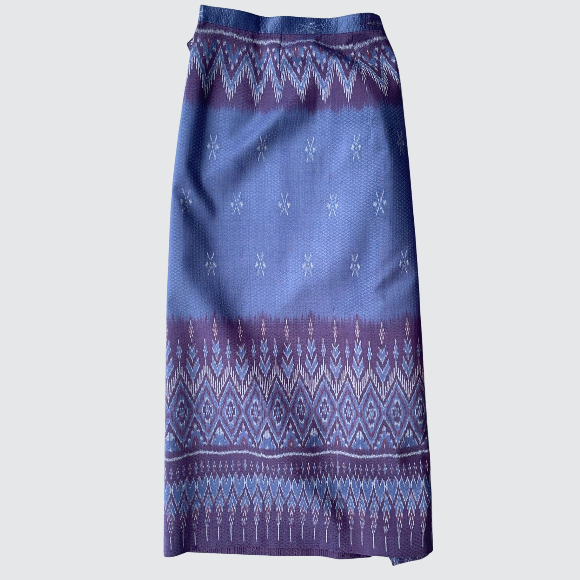 ผ้าถุงป้าย แบบเลื่อนตะขอตามไซส์ ลายเชิงล่าง สีม่วงฟ้าคราม รหัส WM-PTS-1009681428