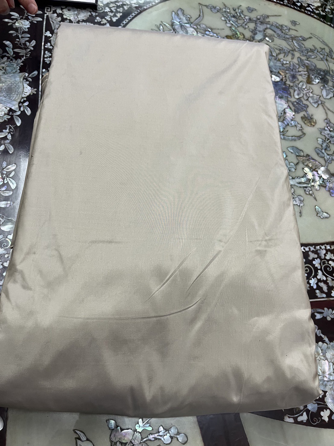 ผ้าไหมสีพื้น รุ่นเพชร เนื้อเรียบ หน้ากว้าง 142ซม. ไหมแท้ สีครีมเทาอ่อน (ราคาต่อหลา) รหัส C-0729671