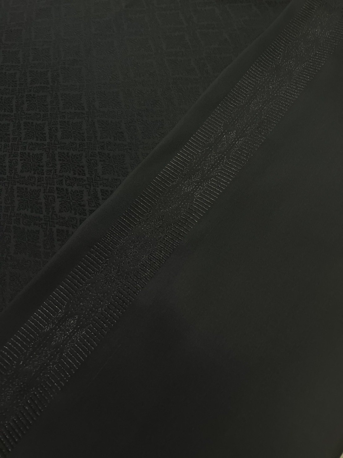 (ผ้าชุด)ผ้าไหมยกดอกลำพูน เกาะเชิงดิ้นดำ ขนาด 1.02x4.50เมตร ลายราชสำนัก พื้นสีดำ รหัส N90-29-TR0564