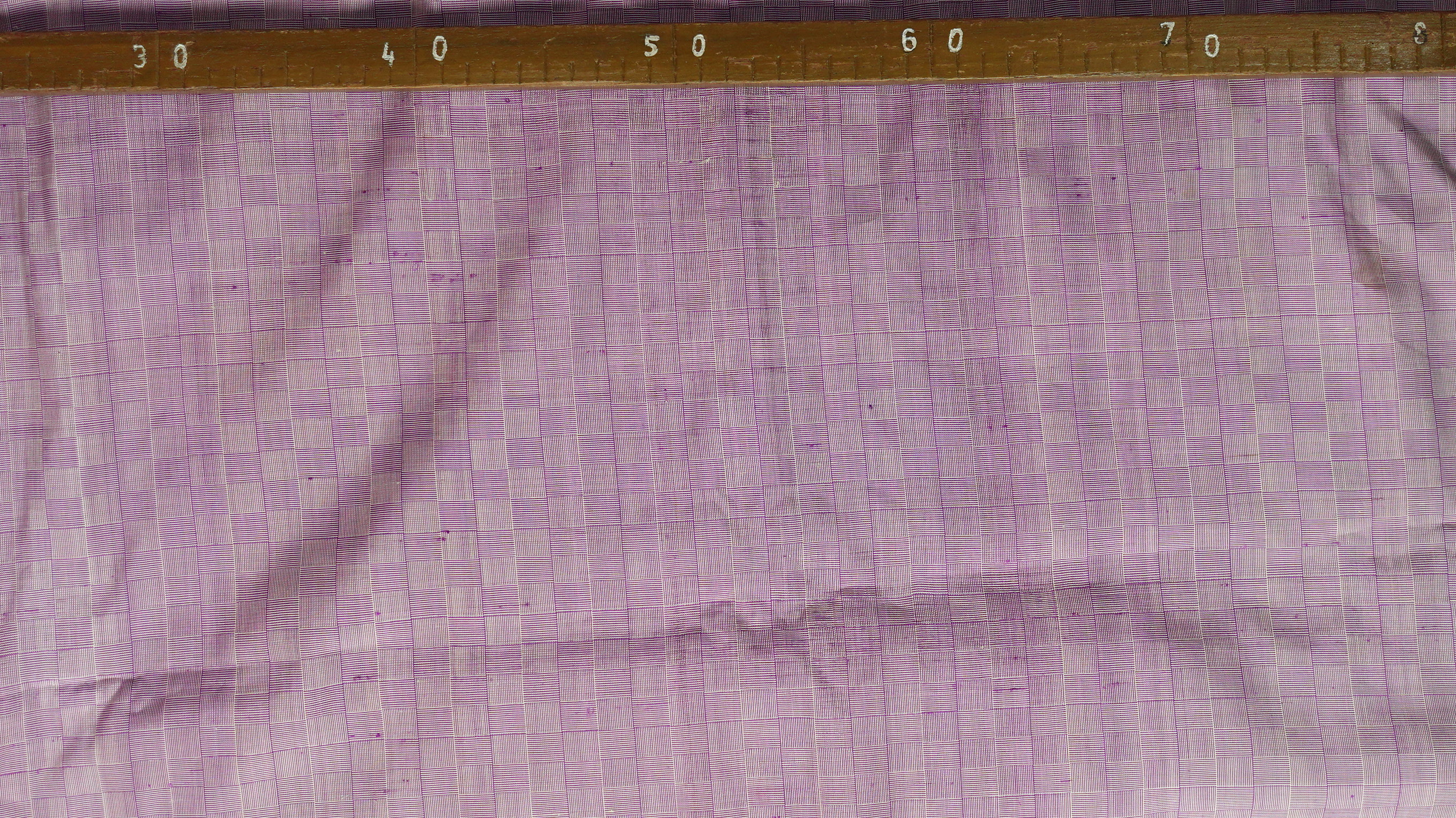 ผ้าไหมลายเกล็ดเต่า เนื้อไหมบ้าน ไหมแท้ สีม่วงกลีบบัว ขายตามความยาวหลา รหัส R1D-NY-01236809