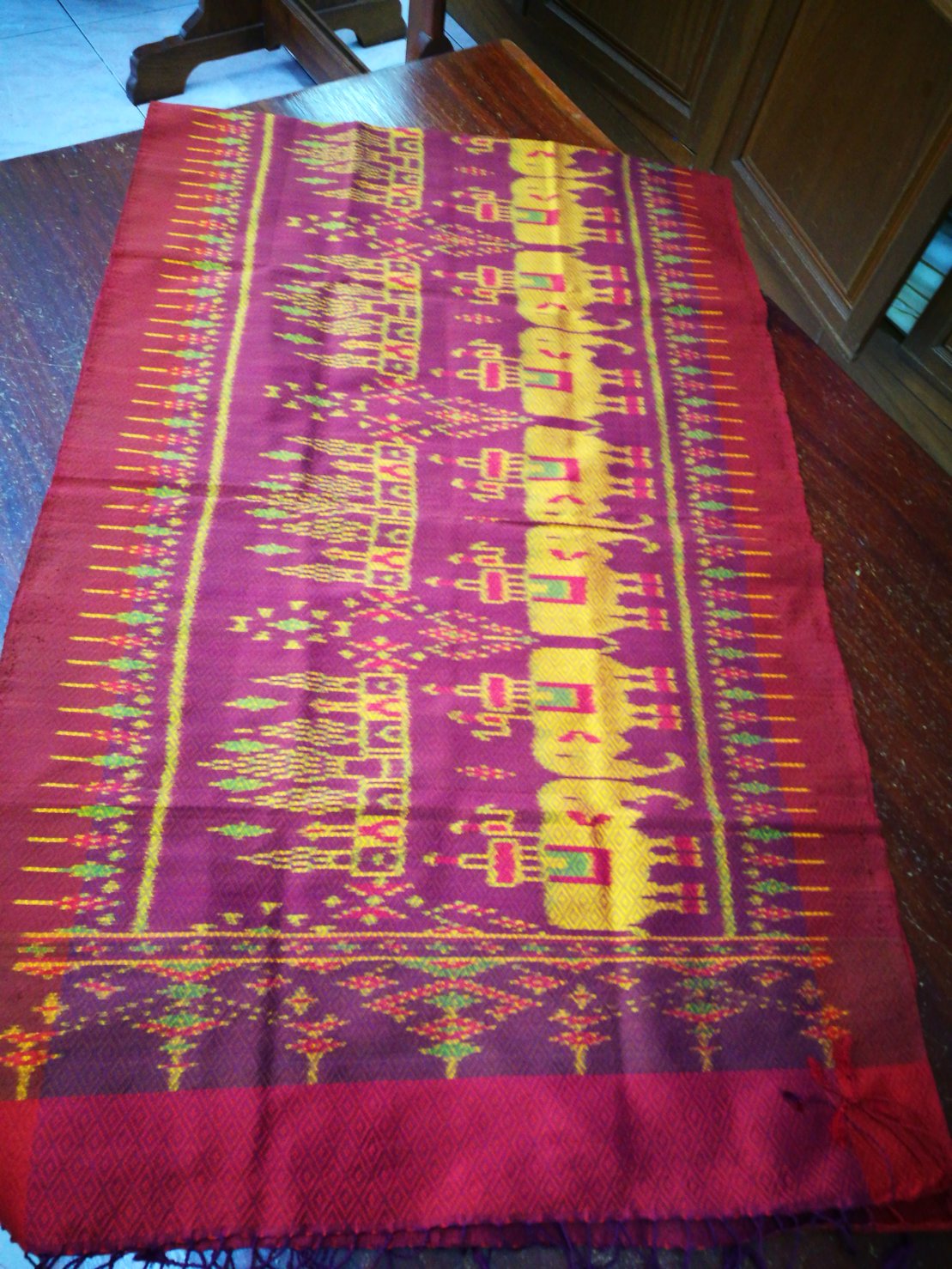 ผ้าคลุมไหล่ผ้าไหม ไหมแท้ 6 ตะกอ ขนาด 60x200เซนติเมตร ลายช้าง พื้นแดง รหัส L5E-NY1128651