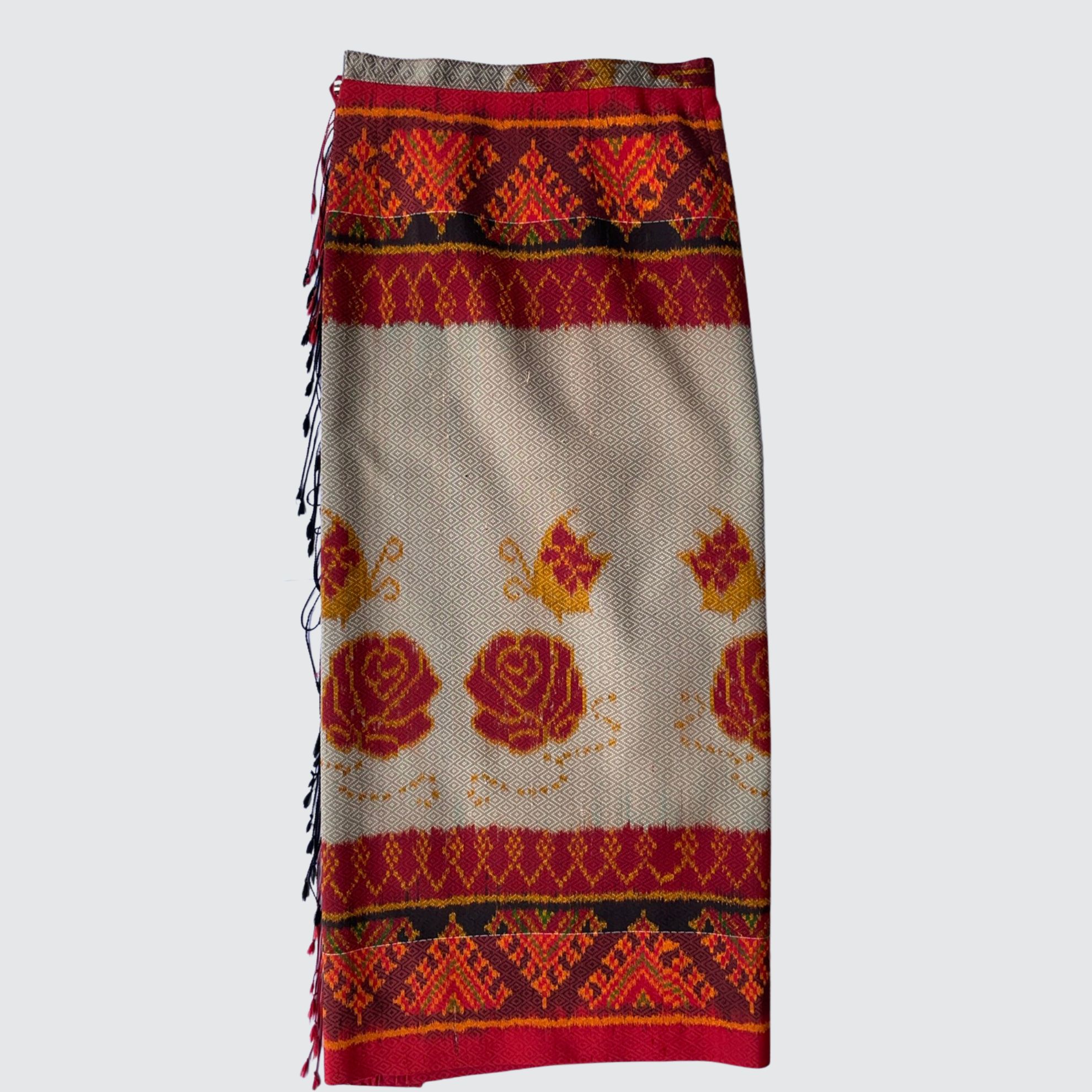 ผ้าถุงป้าย แบบเลื่อนตะขอตามไซส์ หน้านางข้าง ลายดอกกุหลาบ สีครีมงาช้าง รหัส WM-PTS-1009681416