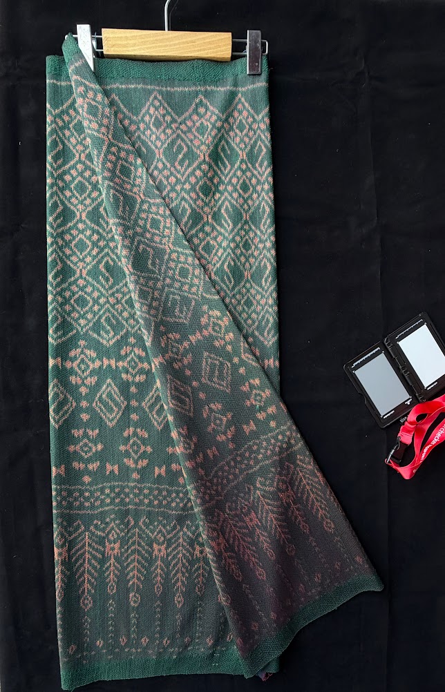 ซิ่น ผ้าไหมมัดหมี่ ทอยกดอก 6ตะกอ ขนาด 1x2 เมตร ลายนารีรัตนราชกัญญา สีเขียวเทา รหัส PCS-NY-11226815