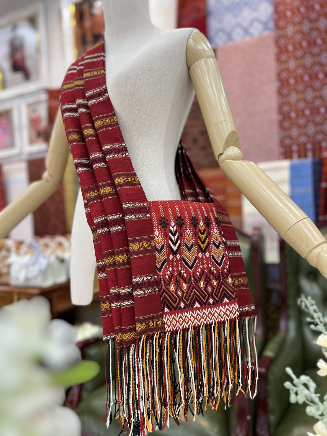 ย่าม ไหมแพรวา ขนาด 9x10นิ้ว คละลาย พื้นสีแดง รหัส GLC-BM08046614194