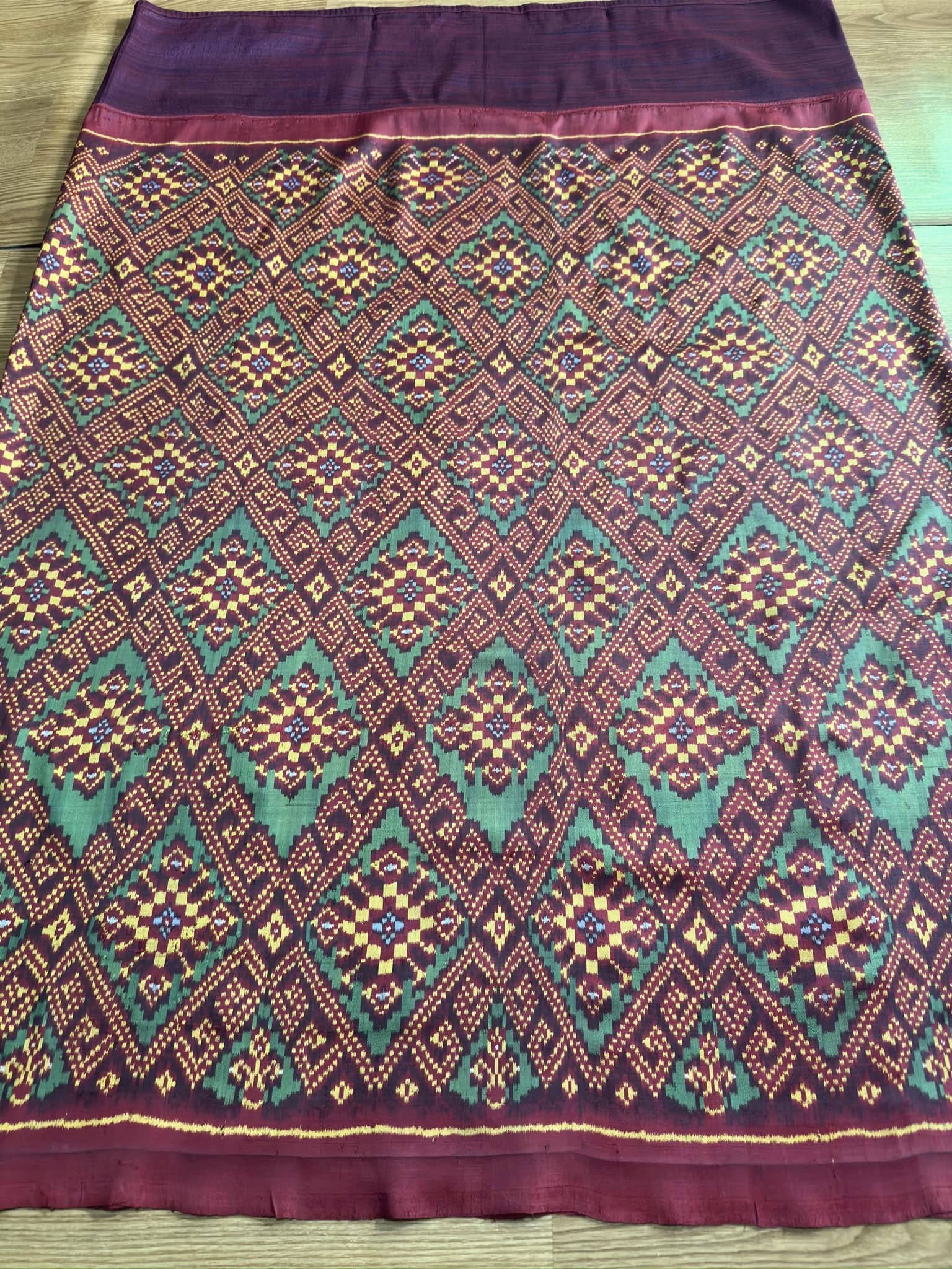 ซิ่น พระตะบอง ผ้าจามทอสามตะกอ ขนาด 115x165ซม พื้นสีม่วงแดง รหัส N9-SIL-AJ5