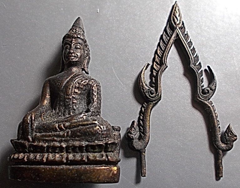 รูปหล่อพระพุทธชินราช เนื้อนวโลหะ ใต้ฐานโค๊ตอกเลา ซุ้มถอดได้ ขนาดห้อยบูชา