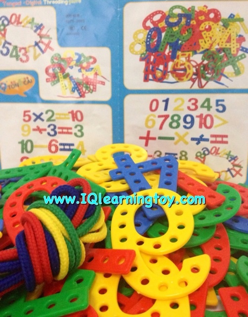 ร้อยเชือกชุดตัวเลข 1-10 สีสันต่างๆ พร้อมเครื่องหมาย +-x / < > = สอนเรื่องการตั้งโจทย์คณิตศาสตร์ ใช้เป็นสื่อในการสอน อธิบายให้เข้าใจได้ง่ายขึ้น ส่งฟรี