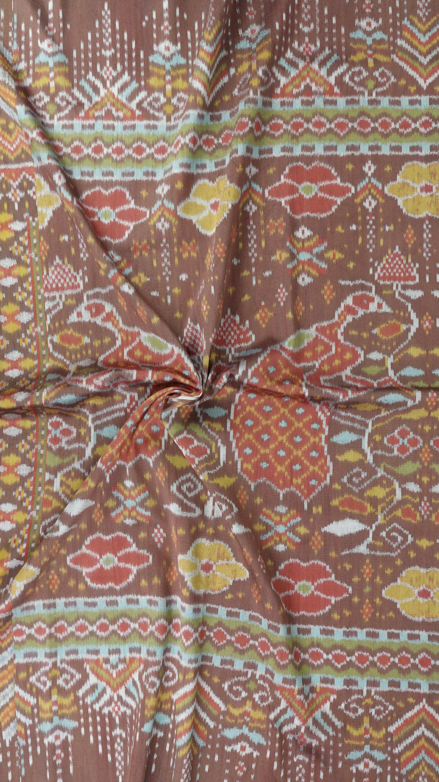 ซิ่น ผ้าไหมมัดหมี่ สีธรรมชาติ 3ตะกอ ทอเหยียบเหาะ มีหน้านาง ชายครุย ขนาด1x2เมตร ลายนกยูง สีน้ำตาลเทา รหัส M3P-33-0224682