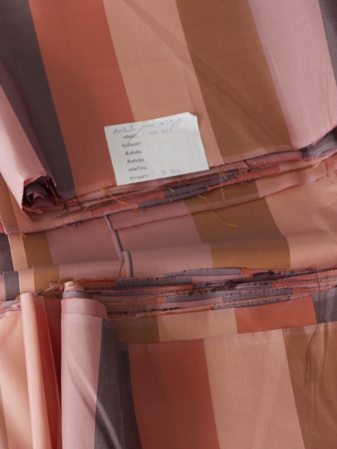 ผ้าไหมลายริ้ว ขายตามความยาวหลา โทนสีน้ำตาล สีคละสี รหัส MC-119-1035MY5