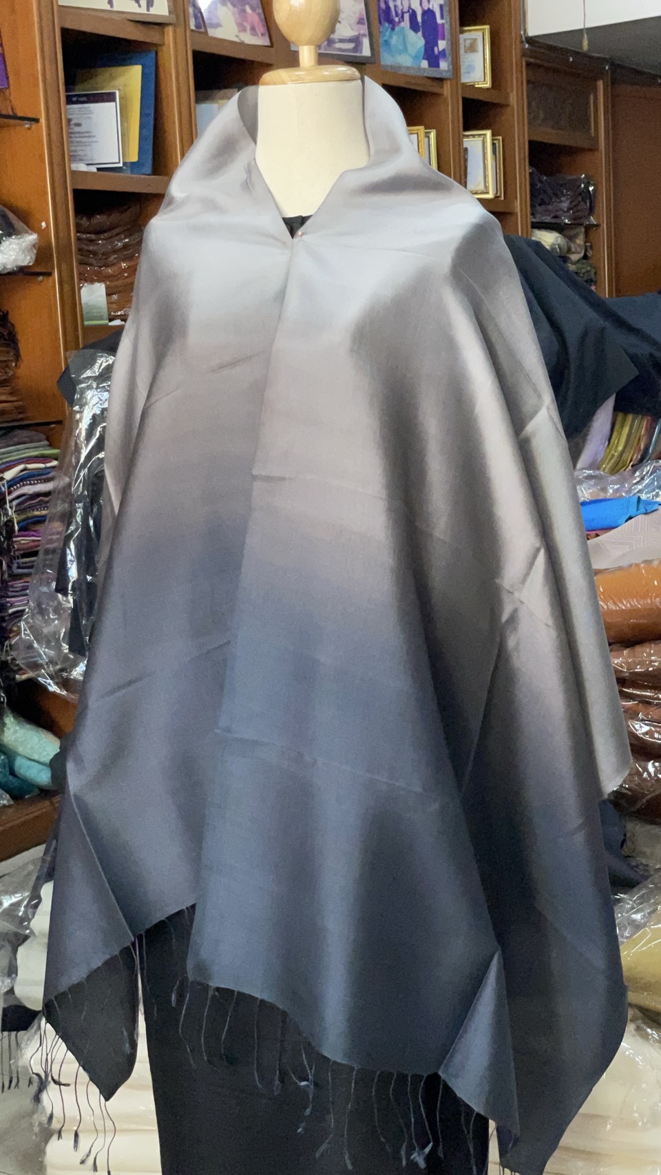 ผ้าคลุมไหล่ผ้าไหม สไลด์สี เนื้อเรียบ ขนาด 60x200ซม. สีเทา-สีเทาเข้ม รหัส ZYE-AA-1114682