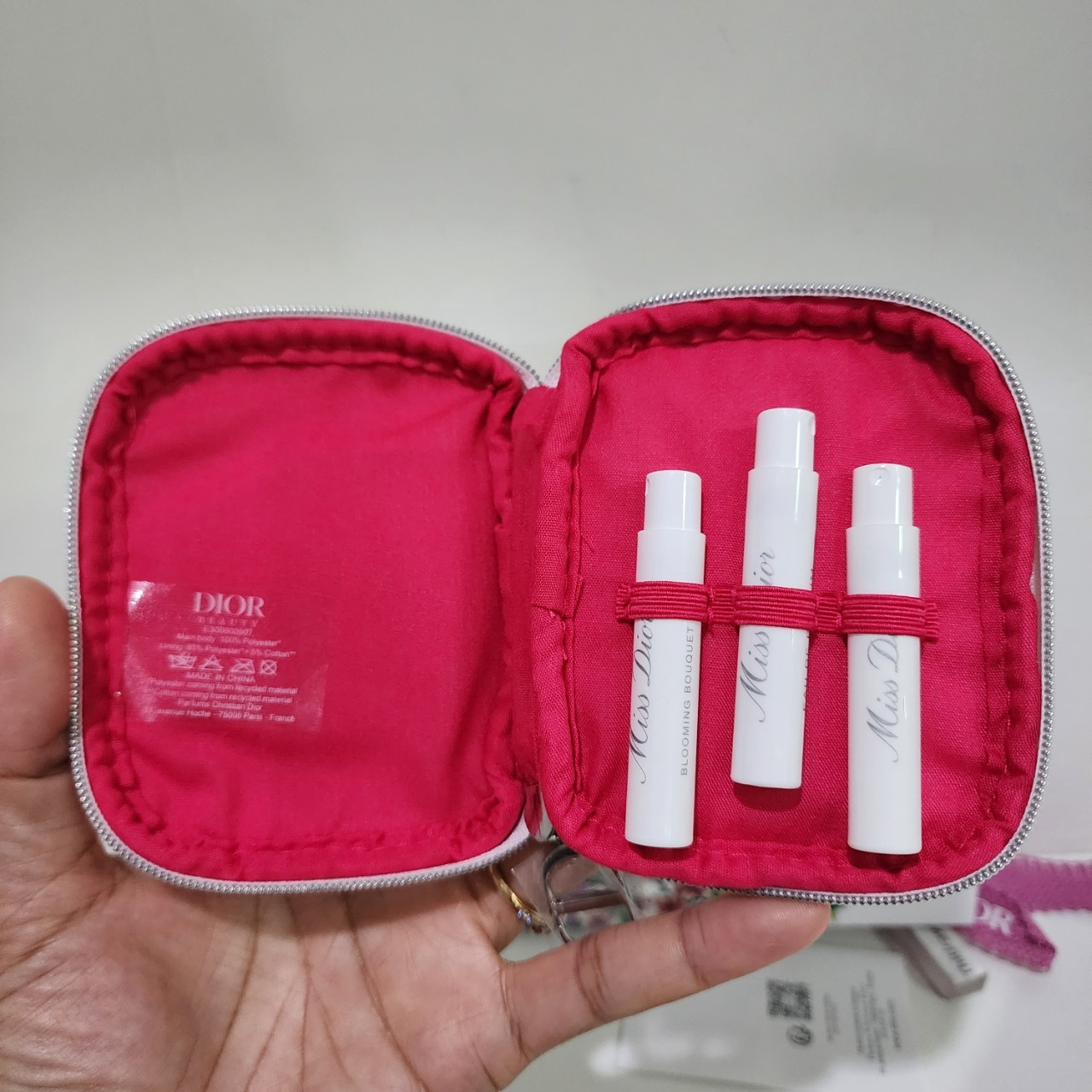 น้ำหอมจิ๋วมินิ Dior SET Mini Miss Dior 6 ชิ้น น้ำหอมจิ๋วมินิ ขวดน่ารัก ตั้งโชว์ก็สวย พกพาก็สะดวก หัวแต้มตามจุดชีพจร