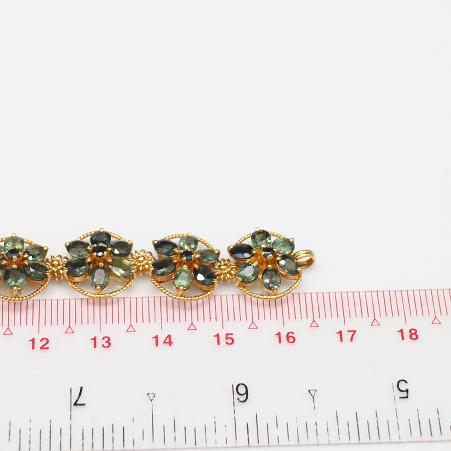 BL25044 สร้อยข้อมือเขียวส่องดอกไม้รอบเส้น มีใบเซอร์ ทองแท้ 90% นน.รวม 22.1 กรัม ยาว 16.5 ซม. พลอยสวย งานดีมาก