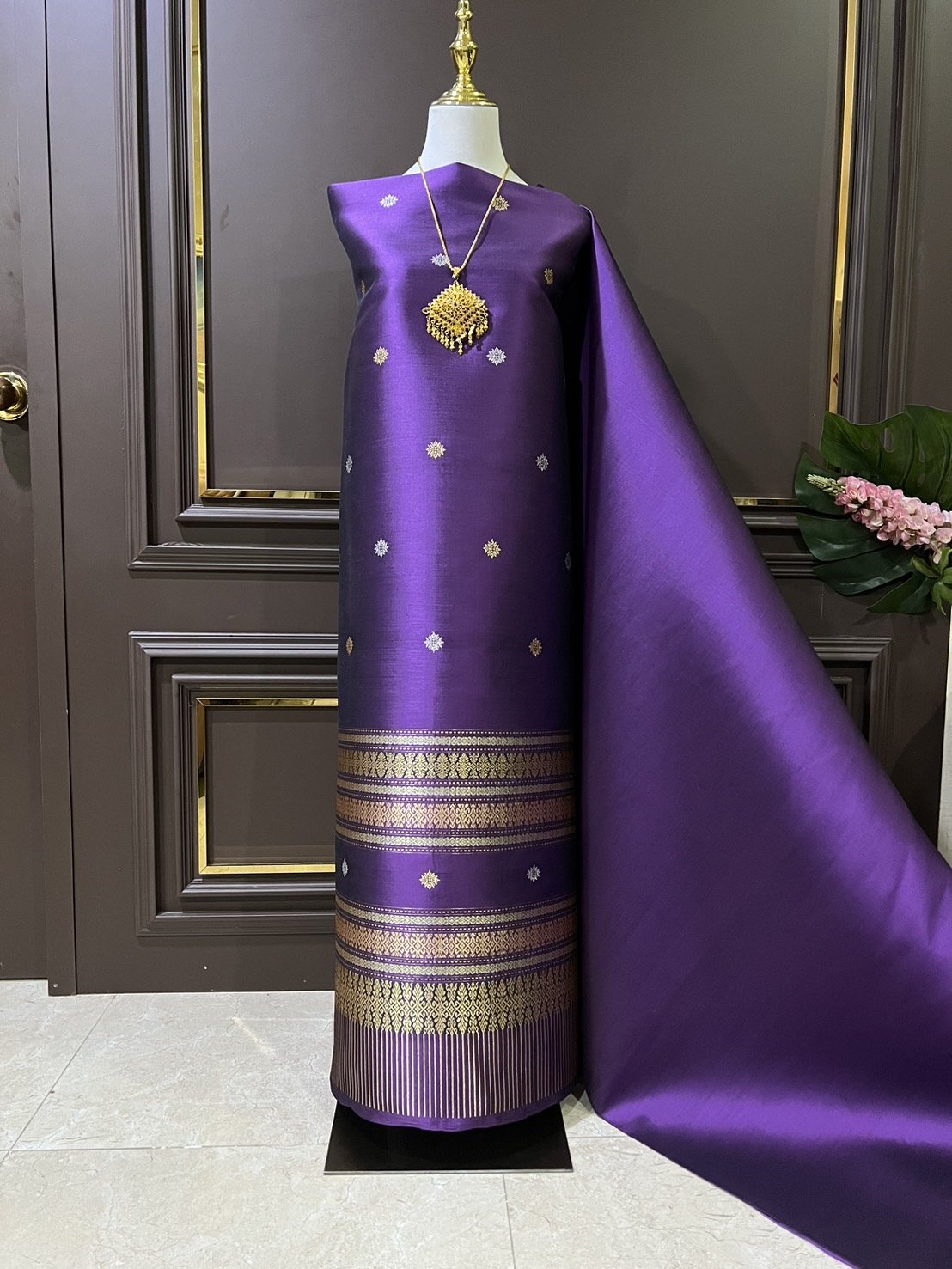 (ผ้าชุด)ผ้าไหมยกดอกลำพูน ยกดอกดิ้นเงินสลับดิ้นทอง ขนาด 1.02x4.42เมตร ลายอักษรสวรรค์ พื้นสีม่วงเข้ม รหัส N90-29-TR0424