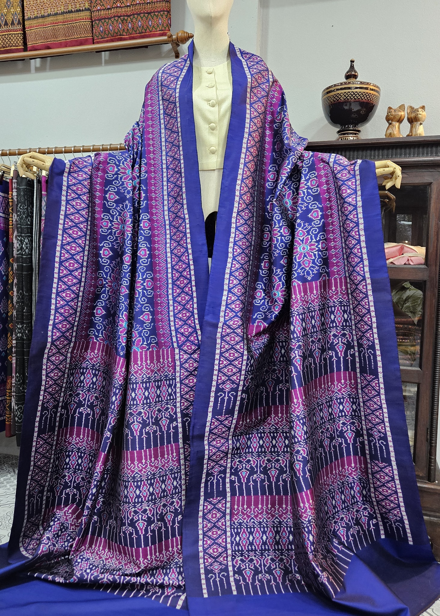 ซิ่น ผ้าไหมมัดหมี่ งานสมปักปูม ขนาด 1x4เมตร ท้องผ้าสีน้ำเงิน รหัส R3Q-TT-1129685