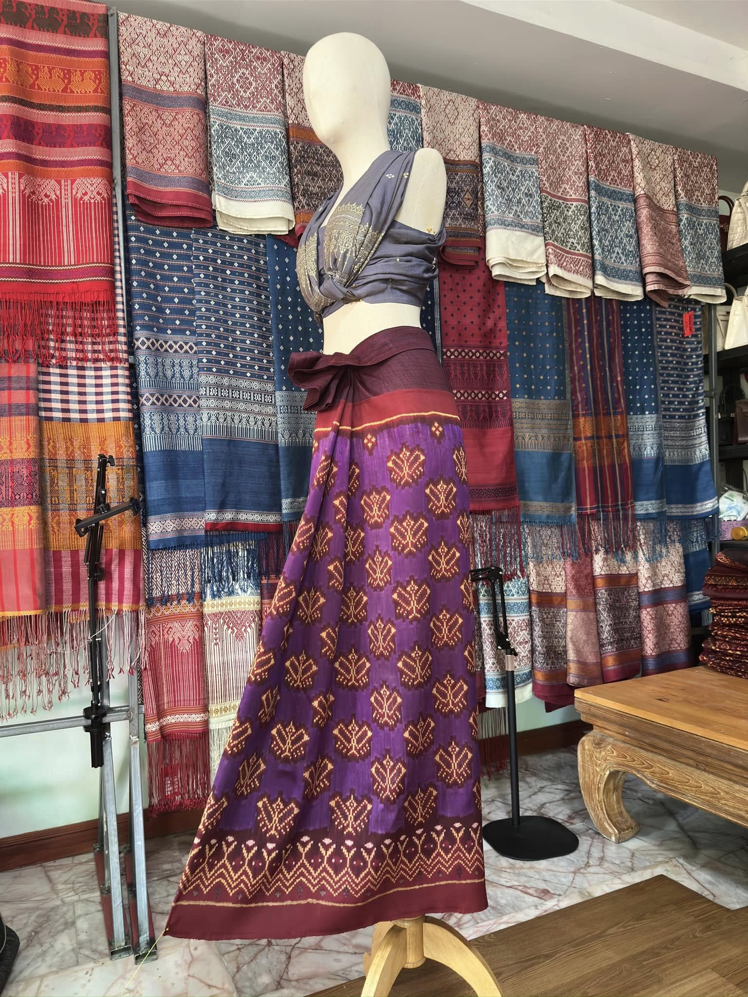 ซิ่น พระตะบอง ผ้าจามทอสามตะกอ ขนาด 115x155ซม พื้นสีม่วง รหัส N9-SIL-AJ23