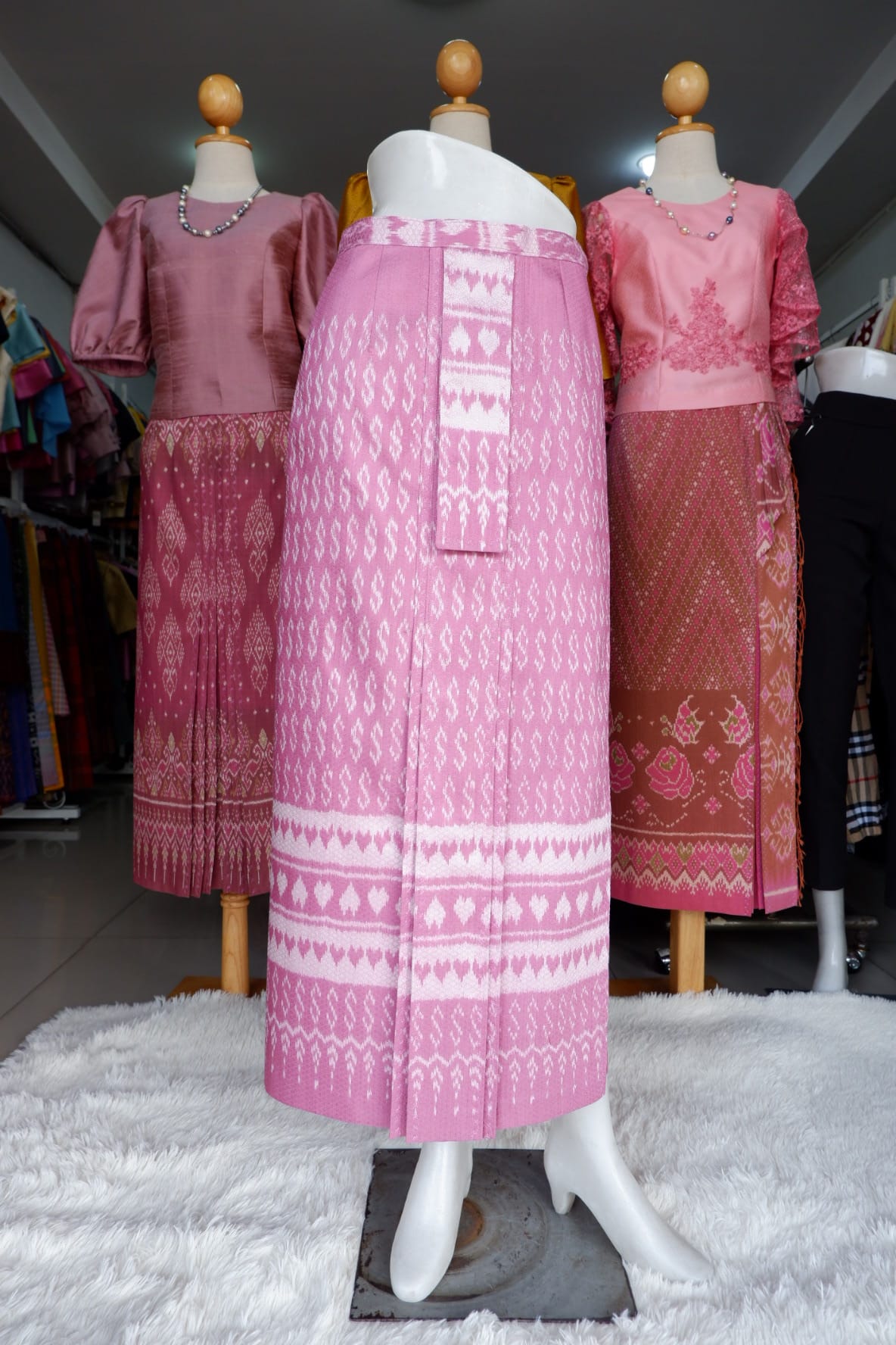 สั่งตัดเย็บ กระโปรงผ้าไหม ตัดเป็นหน้านางกลาง ชายพก (ไม่รวมผ้า) รหัส CUT-PT006