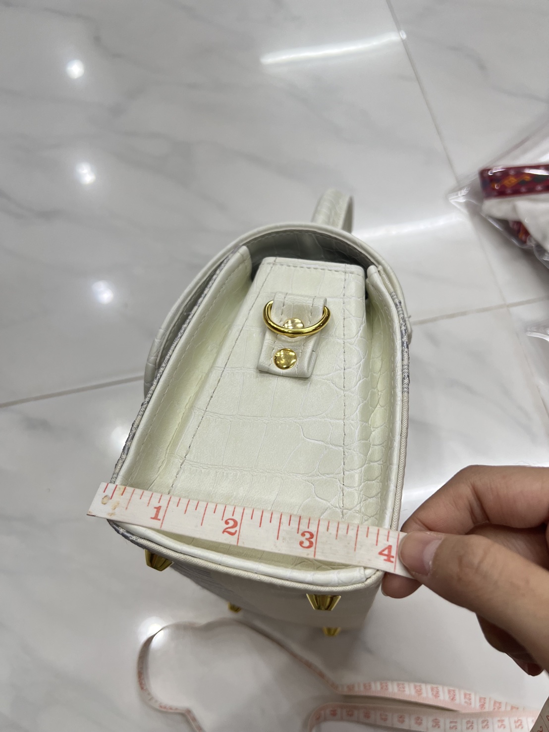 กระเป๋าถือ ไหมแพรวา พร้อมสายสะพาย ขนาด 8x6นิ้ว.พื้นสีขาว รหัส GLC-BM-042968