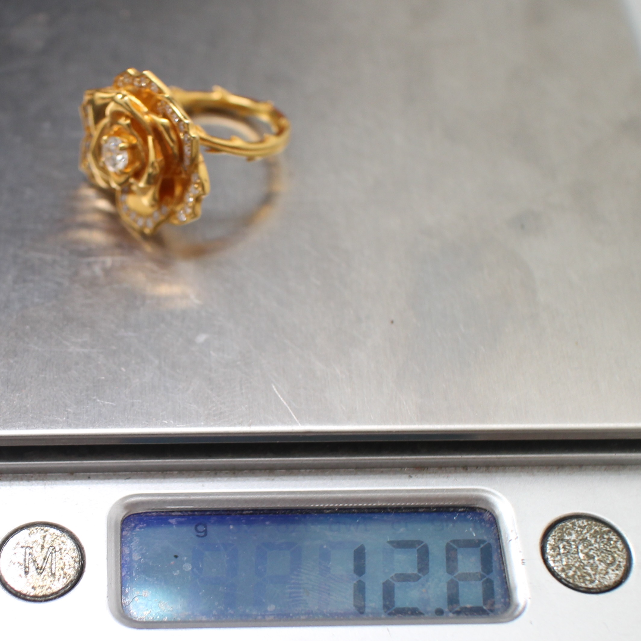 RG250227 แหวนดอกกุหลาบฝังเพชร เพชรเม็ดกลาง 0.28 กะรัต เพชรล้อม 0.40 กะรัต ทองแท้ 90% นน.รวม 12.8 กรัม ขนาดแหวน 52