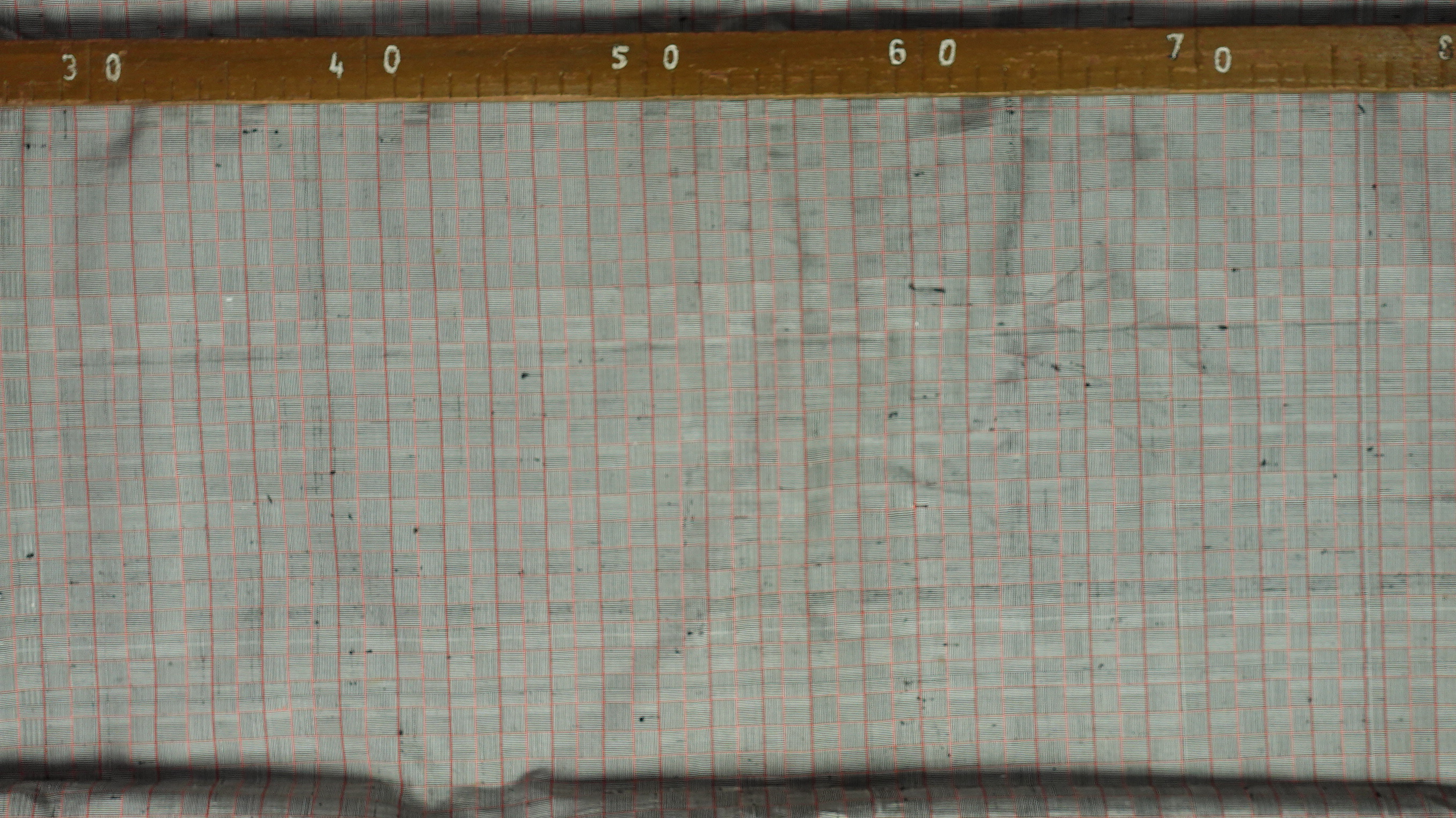 ผ้าไหมลายเกล็ดเต่า เนื้อไหมบ้าน ไหมแท้ สีเทาขอบแดง ขายตามความยาวหลา รหัส R1D-NY-01236808