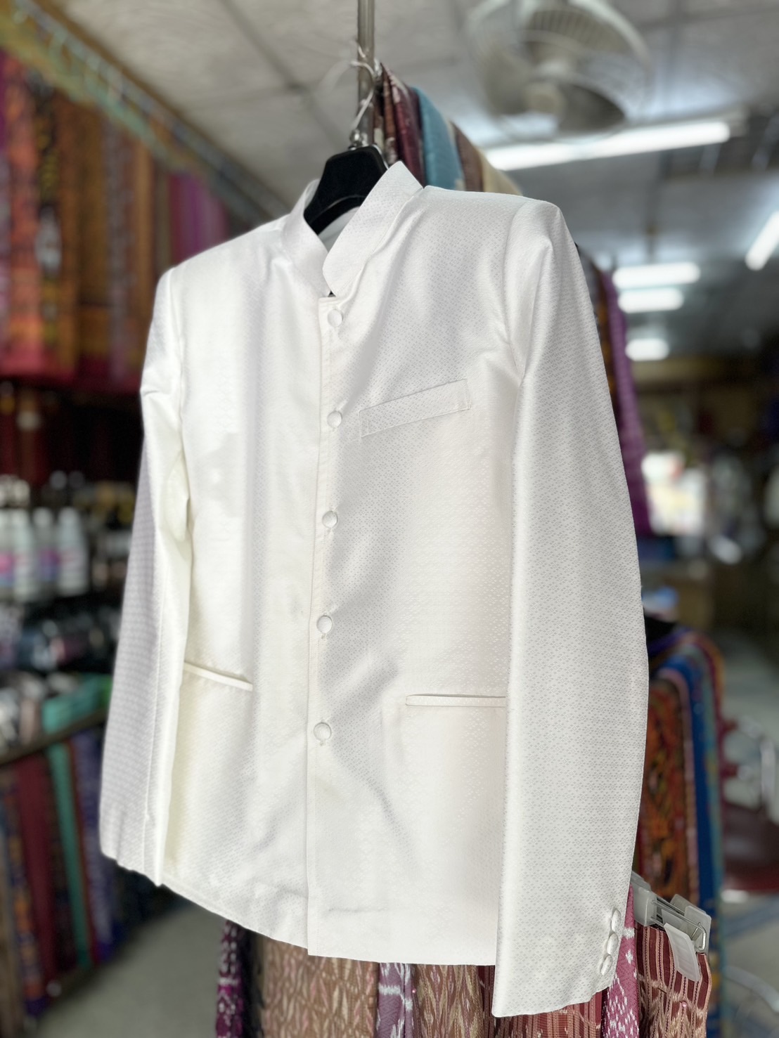 เสื้อสูทไหมคอพระราชทาน แขนยาว เนื้อยกดอก ไหมแท้ สีขาว Size M รหัส DM-ST-02226801