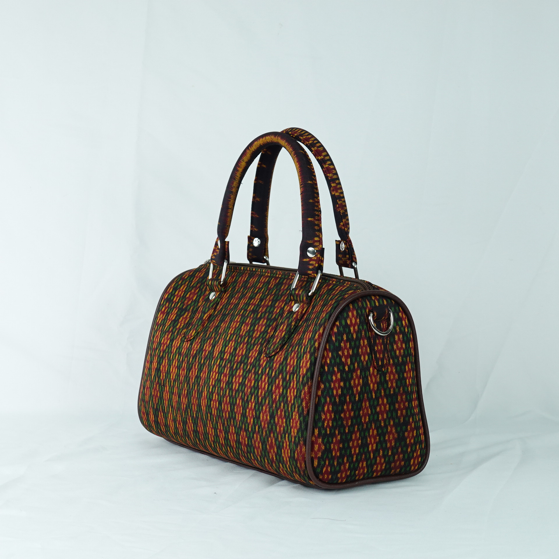 กระเป๋าถือผ้าไหม ทรงหมอน ขนาด 13x27x17ซม. ความสูงหูจับ 30 ซม. ลายขันหมากเบ็ง สีน้ำตาล รหัส GLA-TT-0603686