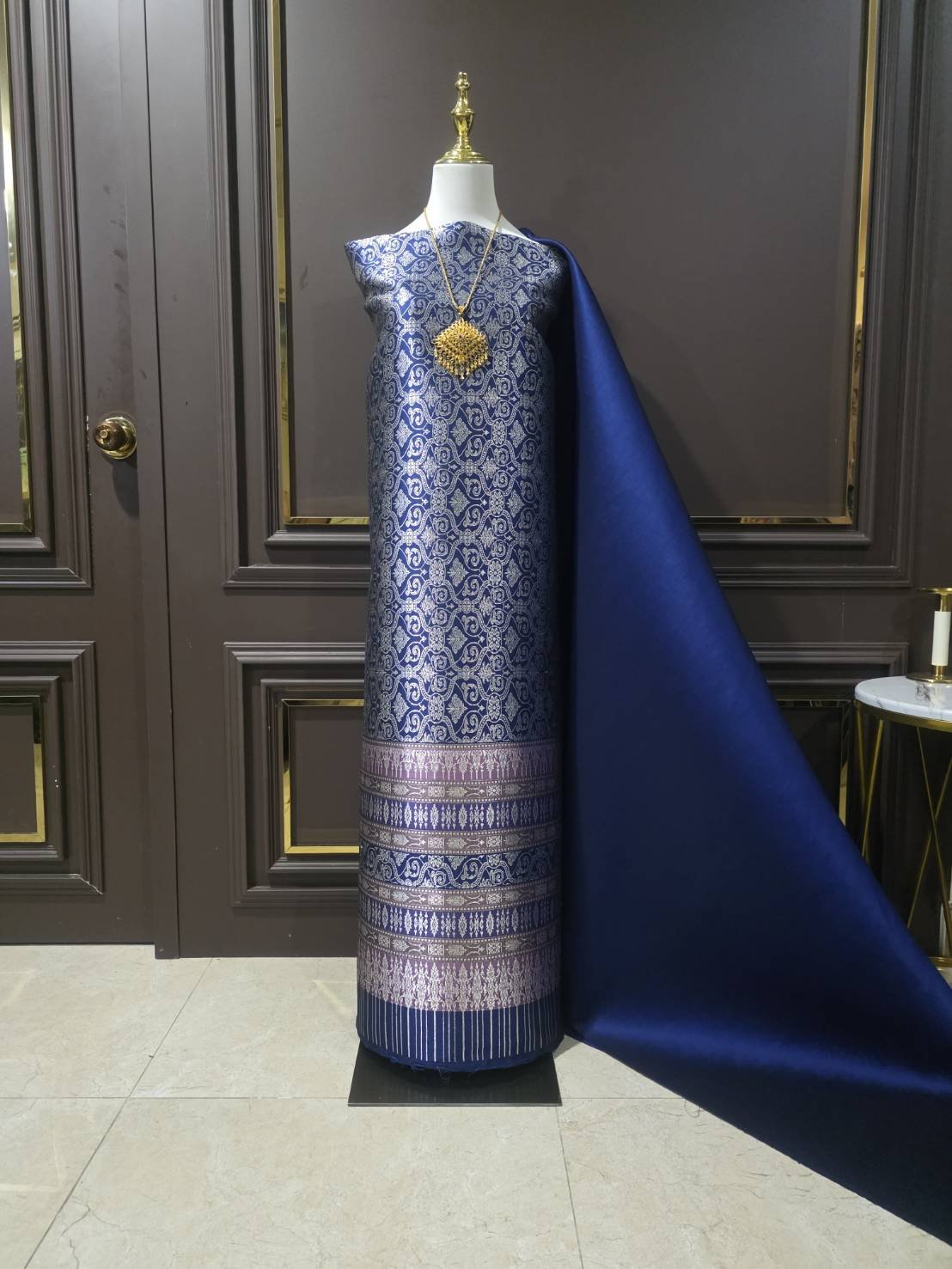 (ผ้าชุด)ผ้าไหมยกดอกลำพูน เกาะเชิงดิ้นเงิน ขนาด 1.02x4.26เมตร ลายนารายณ์ทรงสุบรรณ พื้นสีกรม รหัส N90-29-R0002