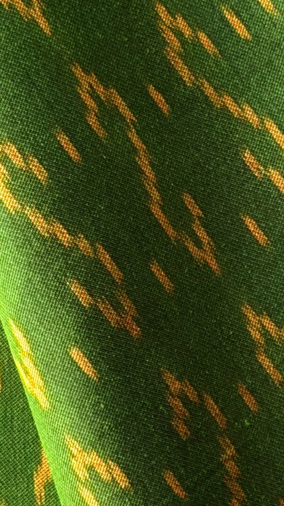 ซิ่น ผ้าไหมมัดหมี่ ไหมบ้าน 3ตะกอ ขนาด 1x2 เมตร ลายขอพระราชทาน สีเขียว รหัส PCS-NY-1122688