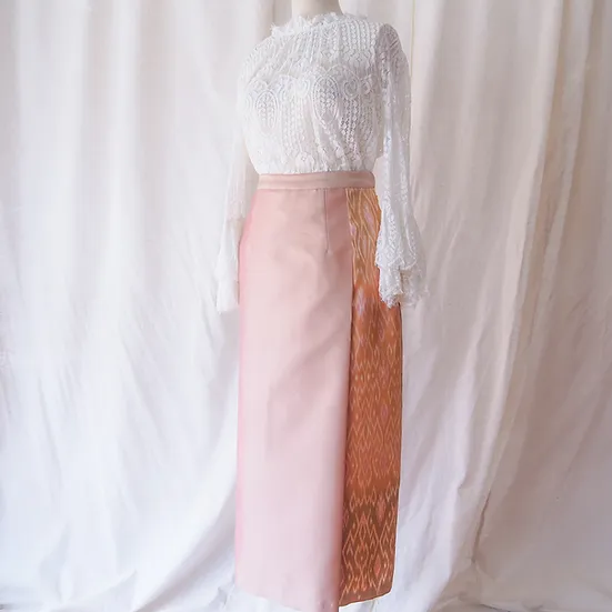 กระโปรงผ้าไหม ตัดสำเร็จ ผ้าไหมสีพื้นแทรกลายผ้าไหมมัดหมี่ ไซส์ L เฉดสีชมพูโอลโรส รหัส WM-CT-SKU102470