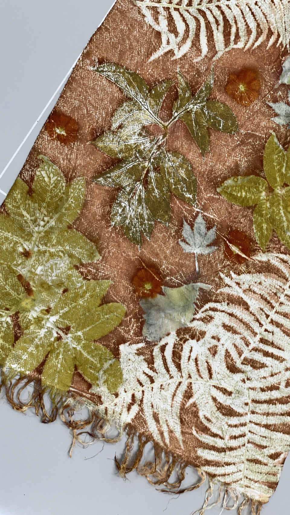 ผ้าคลุมไหล่ผ้าไหม Eco print เนื้อยกดอก มีชายครุย ขนาด 60x180ซม. สีน้ำตาล รหัส ECO-82-111468