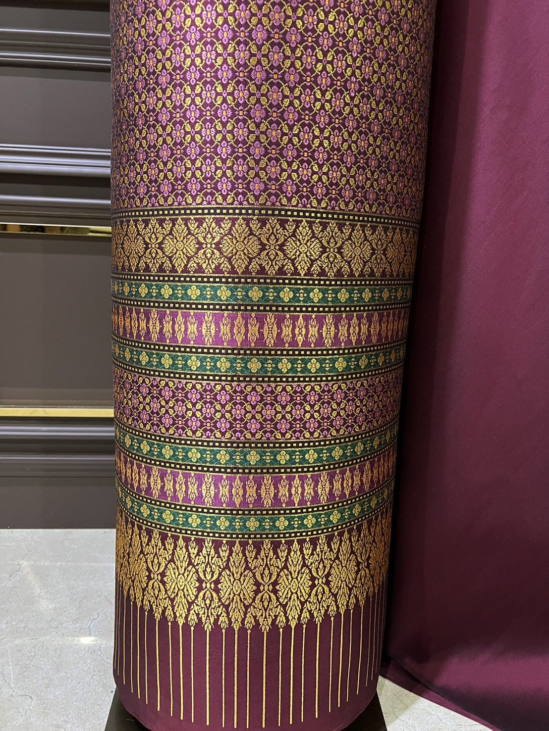 (ผ้าชุด)ผ้าไหมยกดอกลำพูน แยกกาบดิ้นทอง ขนาด 1.02x4.34เมตร ลายดาราเทวี พื้นสีแดงเลือดนก รหัส N90-29-TR0412