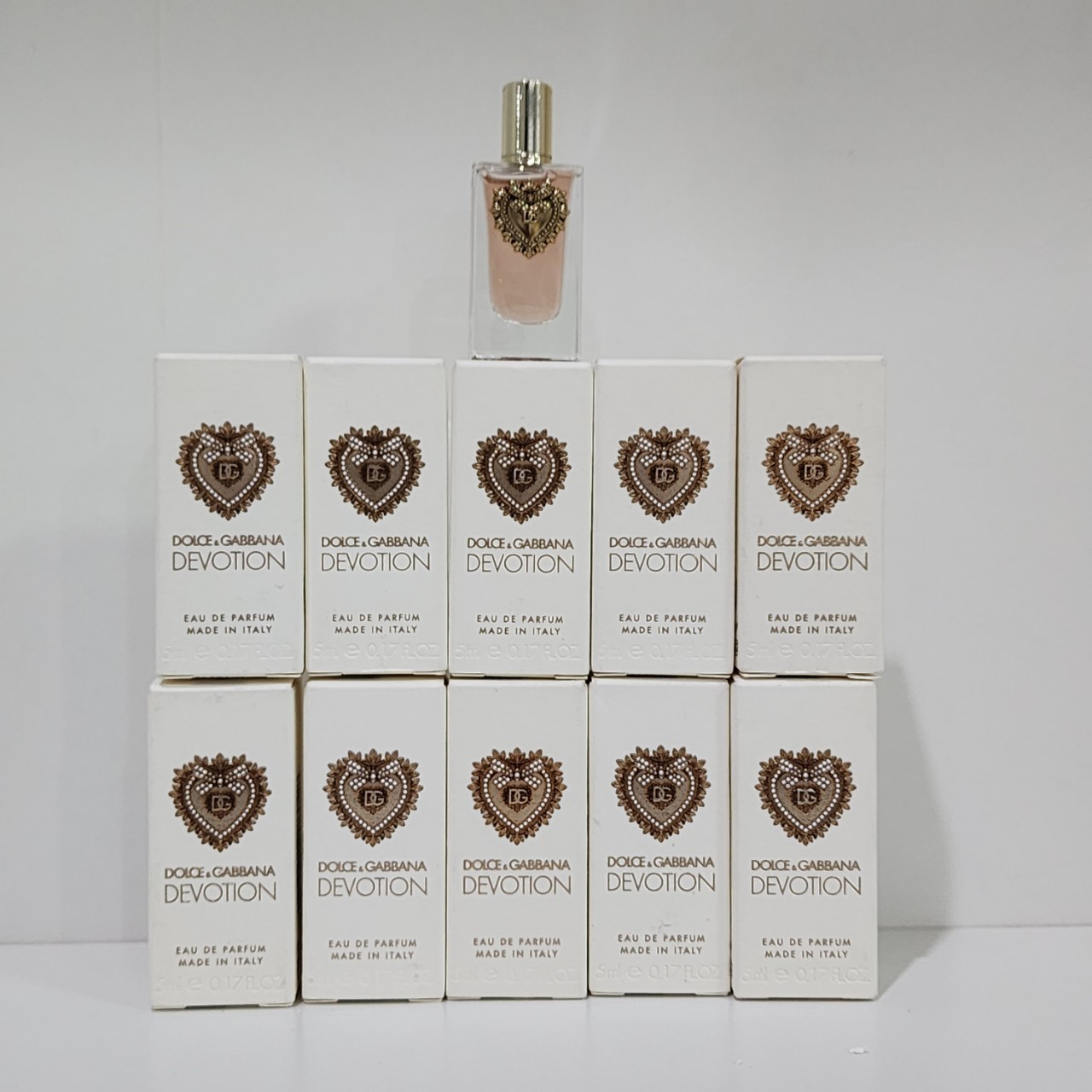 น้ำหอมจิ๋วมินิ Dolce & Gabbana Devotion EDP 5ml แบบแต้มมีกล่อง ( Mini Perfume น้ำหอมขนาดพกพา) น้ำหอมจิ๋วมินิ ขวดน่ารัก ตั้งโชว์ก็สวย พกพาก็สะดวก หัวแต้มตามจุดชีพจร