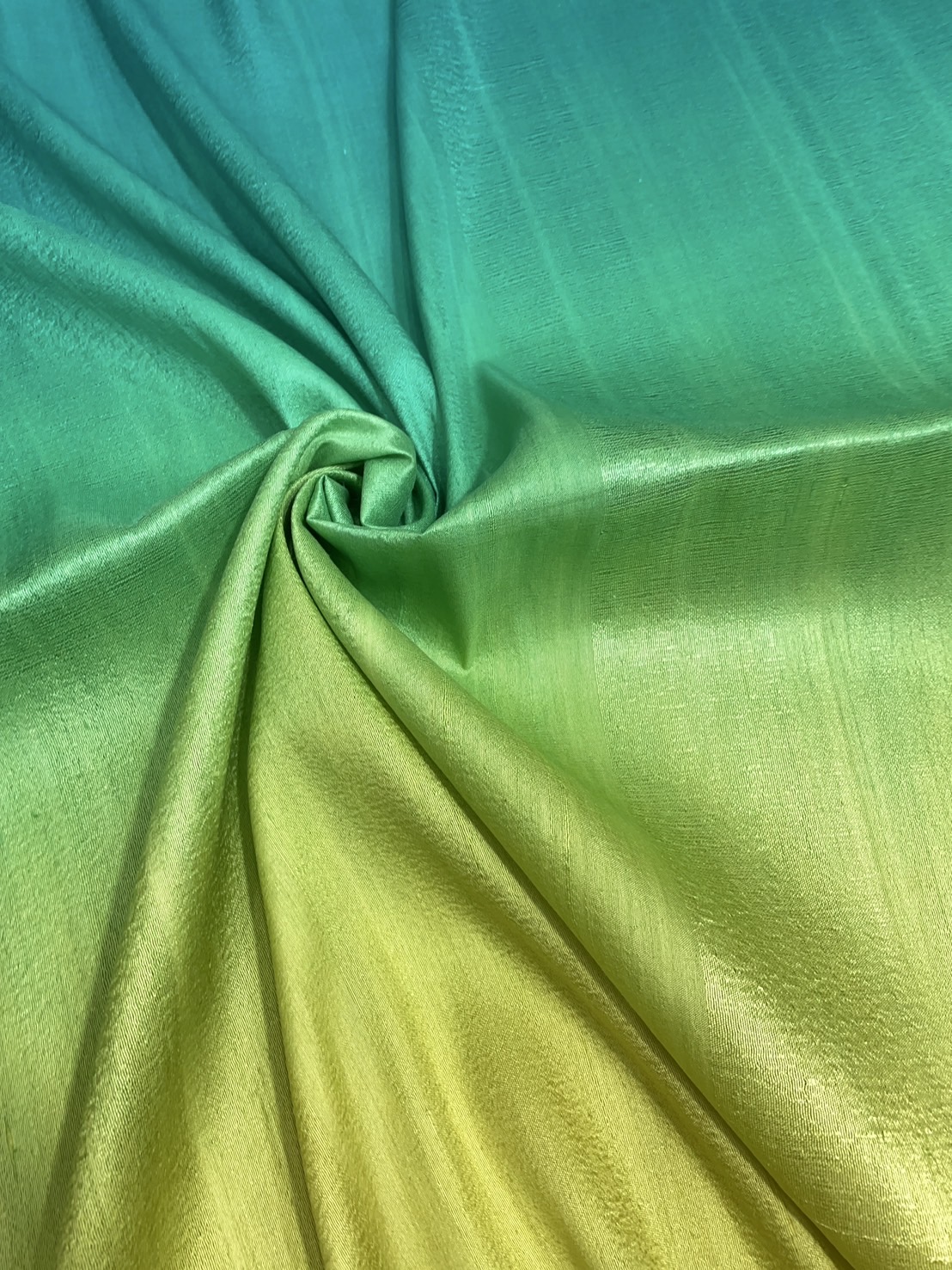 ผ้าไหมย้อมสไลด์สี ไหมบ้านทอมือ 2ตะกอ สีเขียว-สีเหลืองมะนาว เลือกขนาด รหัส BT-TT-0803681