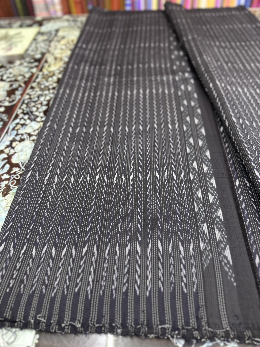 ซิ่น ผ้าไหมมัดหมี่ลายโฮล ขนาด 1x2เมตร สีดำ รหัส R1A-ST-11186815