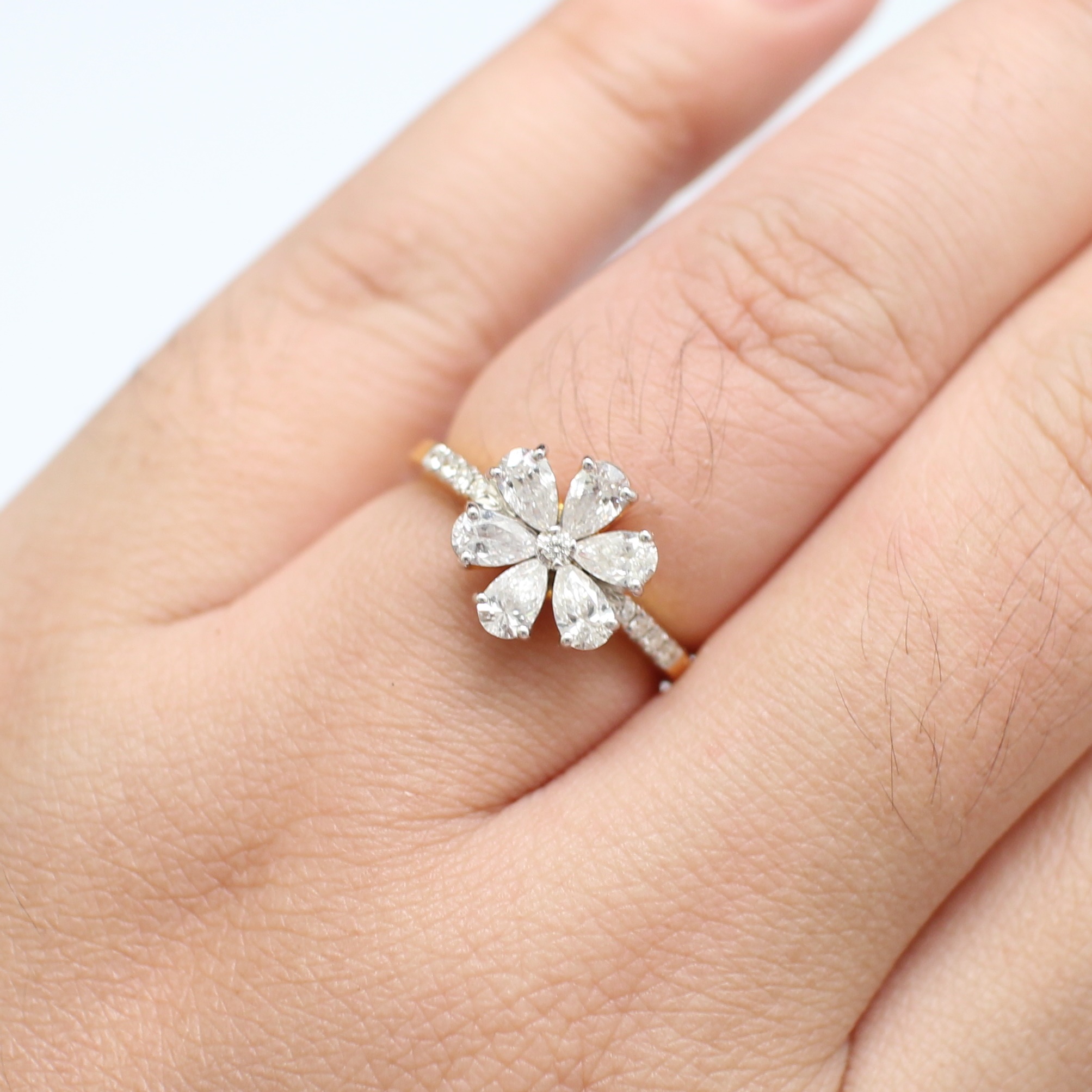 RG250278 แหวนดอกไม้เพชรหยดน้ำ เพชรหยดน้ำ 6 เม็ด 0.87 กะรัต และ เพชรกลม 9 เม็ด 0.09 กะรัต ทองแท้ 18k นน.รวม 3.8 กรัม ขนาดแหวน 53