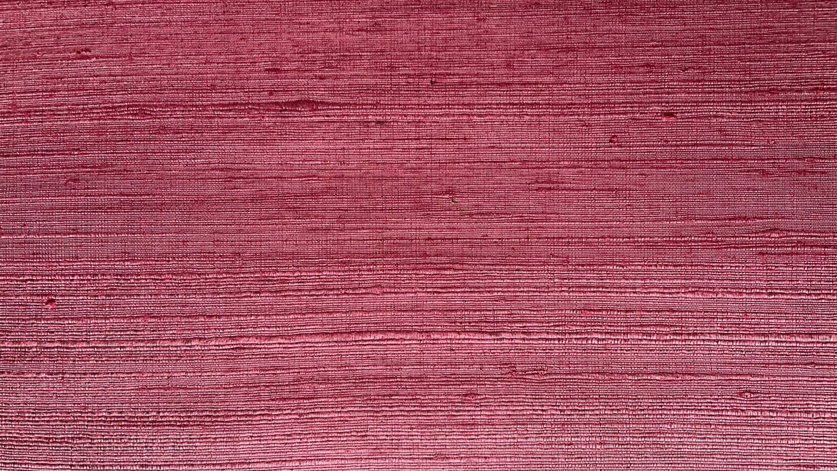 ผ้าไหมสีพื้น ไหมลืบเนื้อหยาบหนา ไหมแท้มีขี้ไหม สีแดงชมพูครั่ง (ราคาต่อเมตร) รหัส D-76-P4492