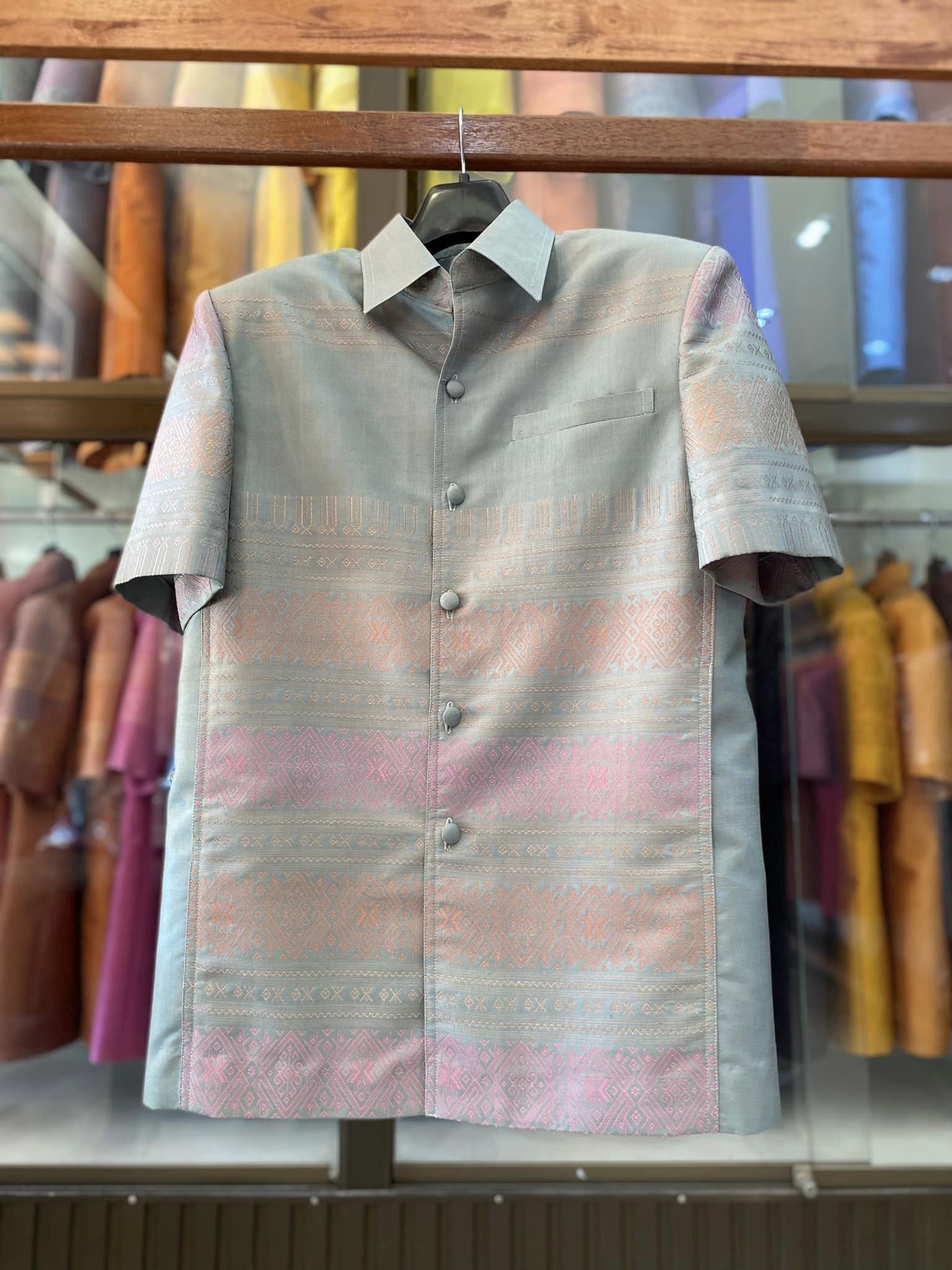 เสื้อสูทไหมแพรวา แขนสั้น พื้นสีเขียวอมเทา ไซส์ M รหัส DR-BM-12156609446