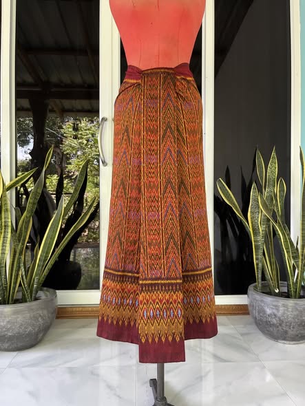 ซิ่น ผ้าไหมมัดหมี่ ทอยกดอกลูกแก้ว ขนาด 1x2เมตร ลายโฮลคชกริชคั่นลายบรรไดสวรรค์ พื้นสีแดงม่วง รหัส L9A-30-1110681