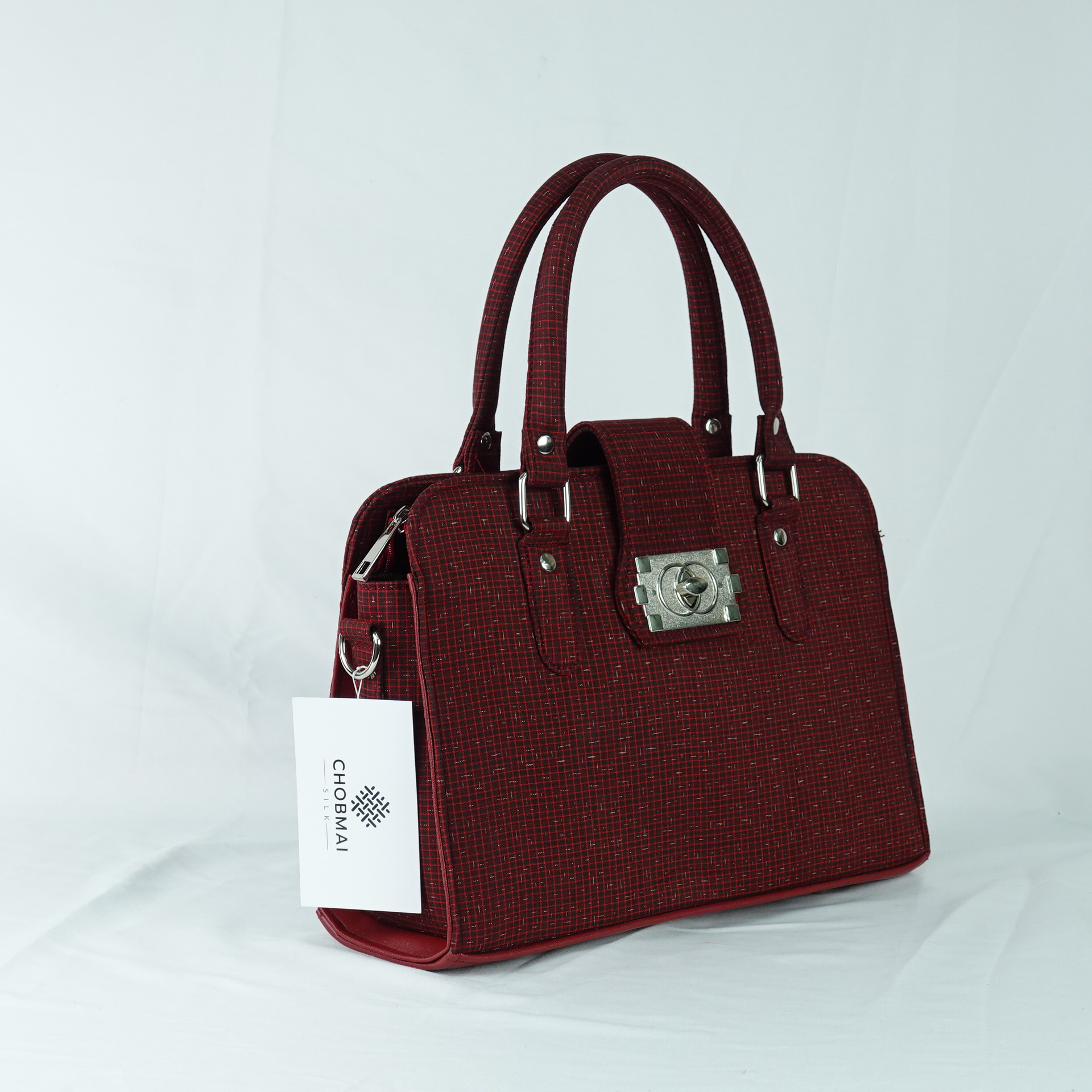 กระเป๋าถือผ้าไหม ทรงสี่เหลี่ยมขนาด 10.5x28x20ซม. ความสูงหูจับ 34 ซม. ลายอัมปรม สีแดง รหัส GLA-TT-06036810