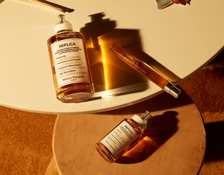 น้ำหอมจิ๋วมินิ Maison Margiela Replica By the fireplace EDT 7ml แบบแต้มมีกล่อง ( Mini Perfume น้ำหอมขนาดพกพา) น้ำหอมจิ๋วมินิ ขวดน่ารัก ตั้งโชว์ก็สวย พกพาก็สะดวก หัวแต้มตามจุดชีพจร